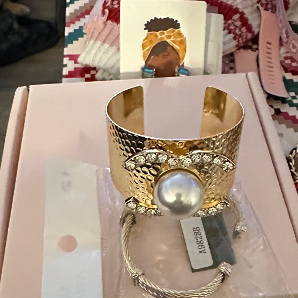 Source Unknown Gold Bracelet with Pearl and Crystal Accents